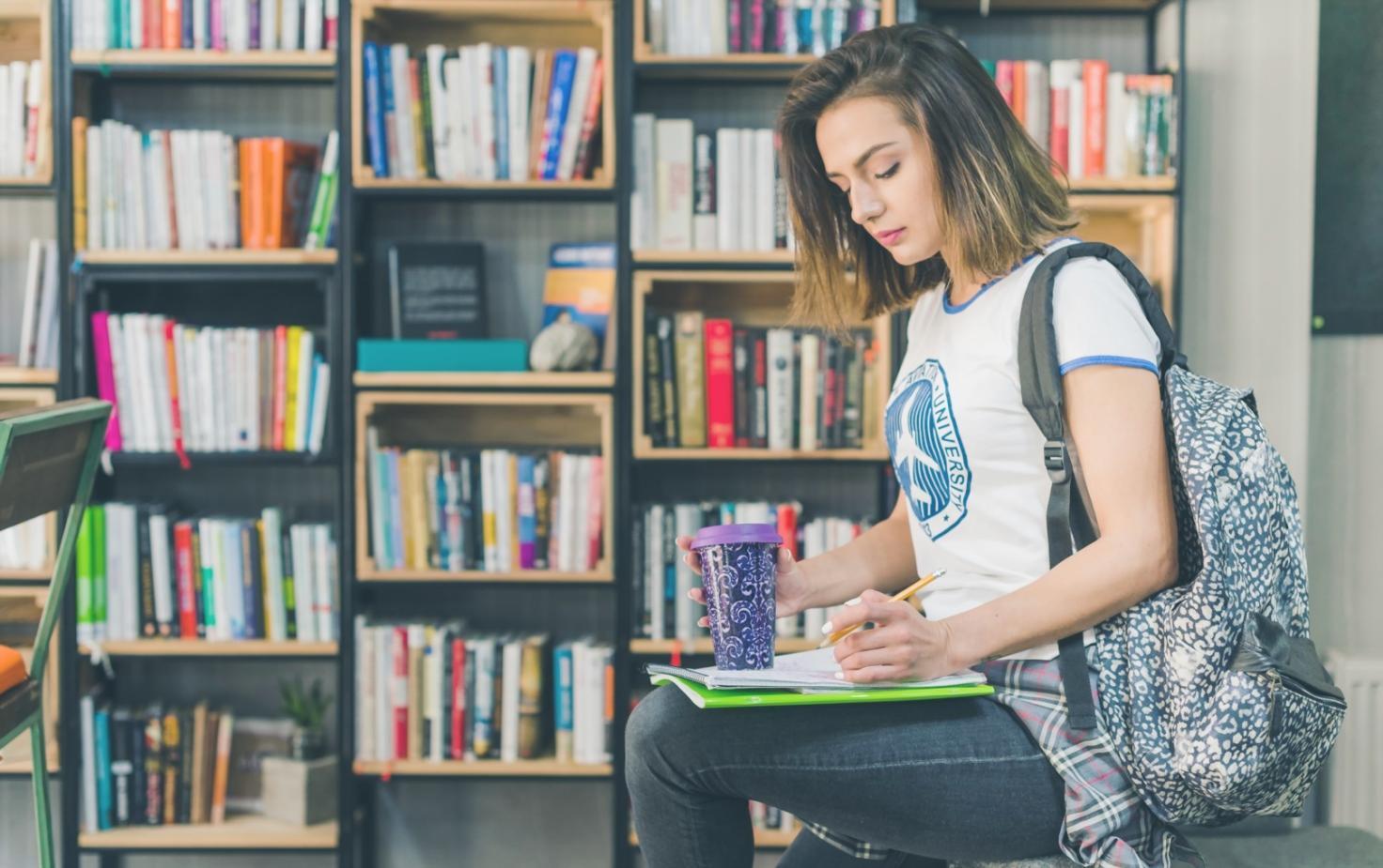 Bureau moderne de consultation financière avec vue sur Toulon